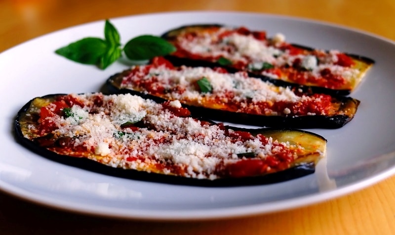 D'origine arabe l'aubergine est surement l'un des légumes les plus consommés en Sicile. Apporté autrefois par les berbères musulmans.