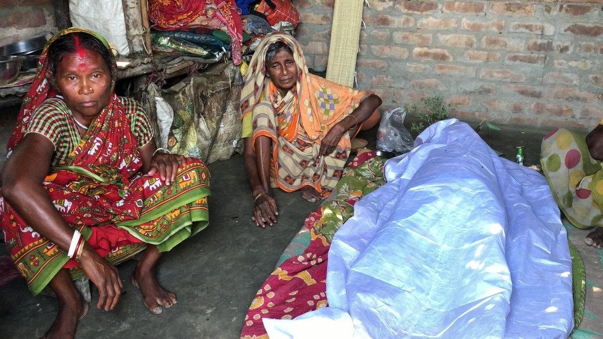 In contrast, Purnima Mondol, doesn't betray as much grief. She is the wife of 60-year-old Kartik Mondol, who was hit by flying pieces from a tin roof on the day of  #AmphanSuperCyclone. His chest and stomach were injured. After a day in a PHC, he got a stroke.