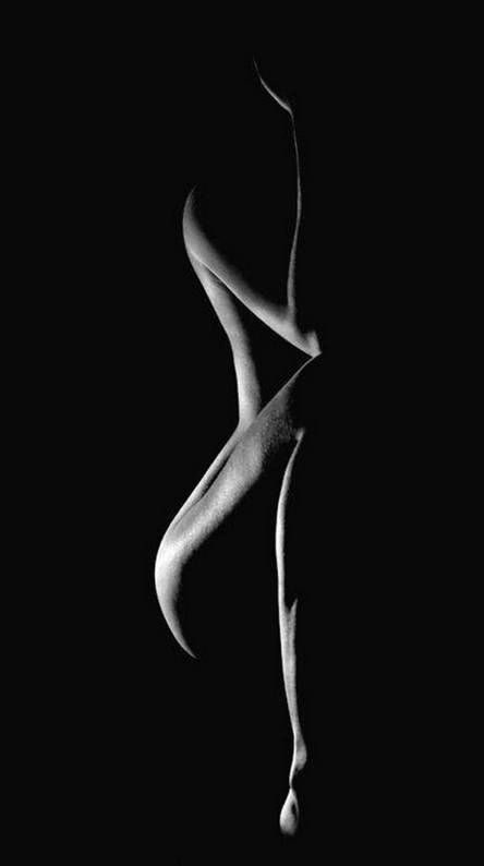 Soy espacio...soy verdad;
Soy ganas de vivir, de enamorar
Soy tregua entre guerras, victoria entre angustias;
Soy libertad;
Soy poesía a ojos merecidos;
Soy entrega a quien me sepa amar;
Soy alma y cuerpo que llenan, que inundan;
pero sobre todo
soy arte...soy inmensidad.