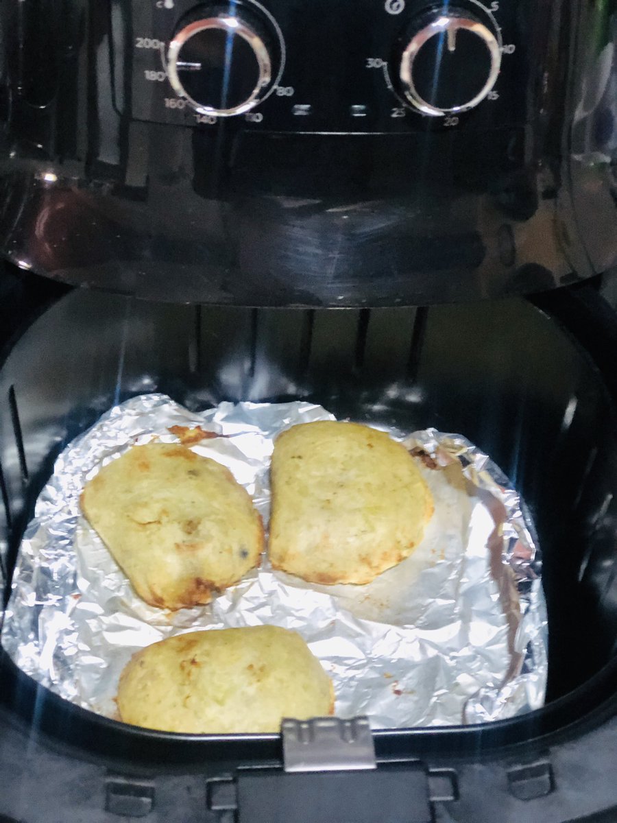 EKALVARADO18's tweet photo. En #StaMta surge este emprendimiento bellísimo: La Empayeye, son empanadas de cayeye (guineo verde) rellenas (las mías de chicharrón y queso) muy deliciosas. La talentosa detrás de esto es Susana, su 📞: 3005081619. Deben freírse, pero yo las hice en airfryer y quedaron súper. https://t.co/pYtXwFwgOY