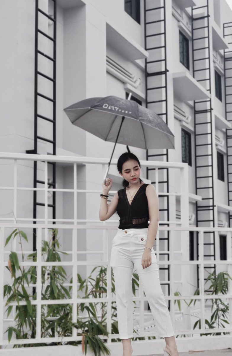 Popenzz2's tweet photo. ฝนตกอีกแล้ววว ☔️

#Lowbatterycoffee #รีวิวคาเฟ่ https://t.co/PwZun1YM5L