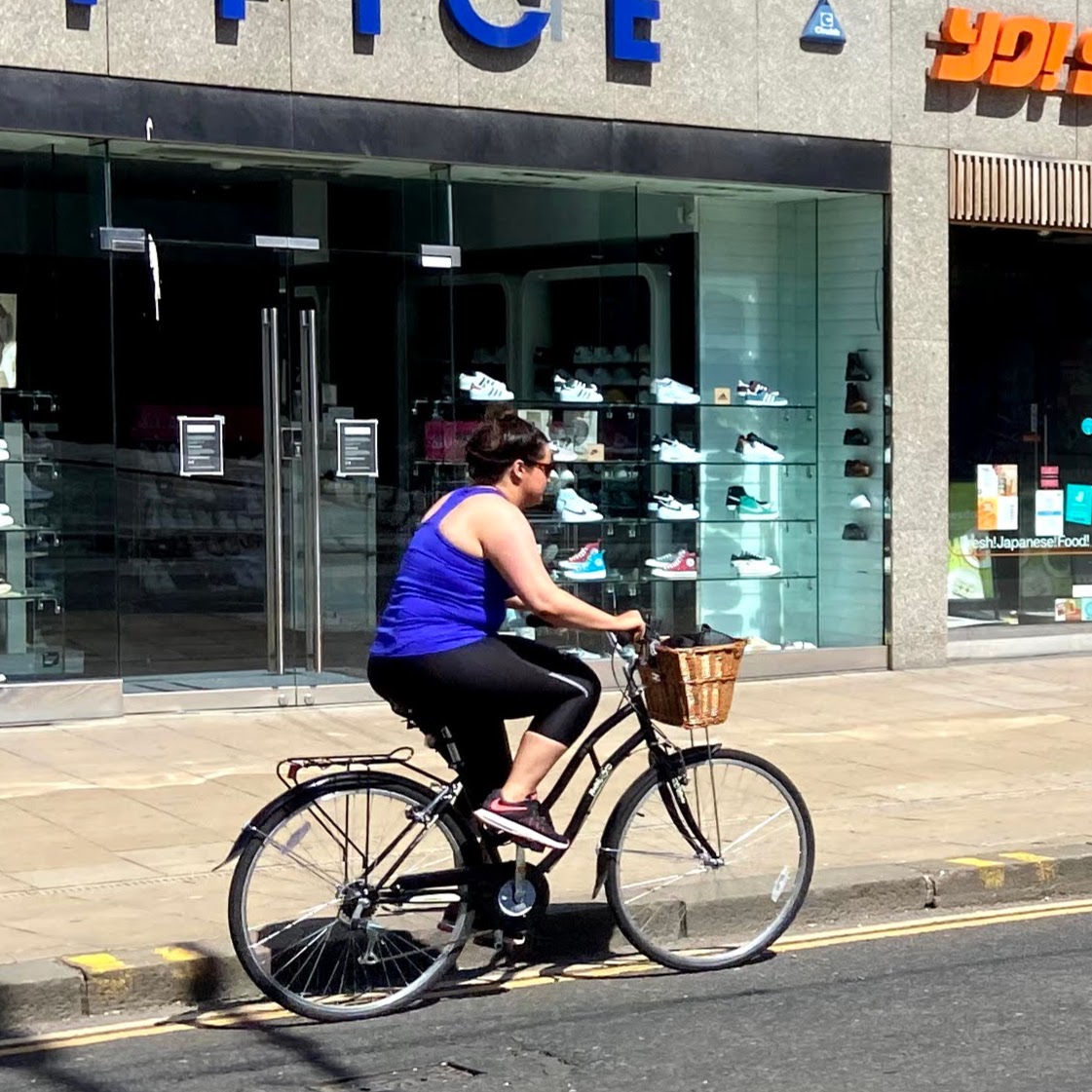 justacwab's tweet photo. More #LockDownCycleFreedom today... everyday cycling on Princes Street. Amazing. https://t.co/TihVdUYjpv