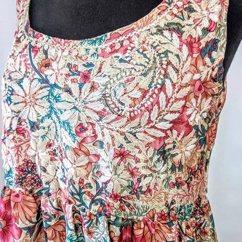 Hand-embroidered details, expertly crafted in India ❤️ (📸: @marigold_clothing)