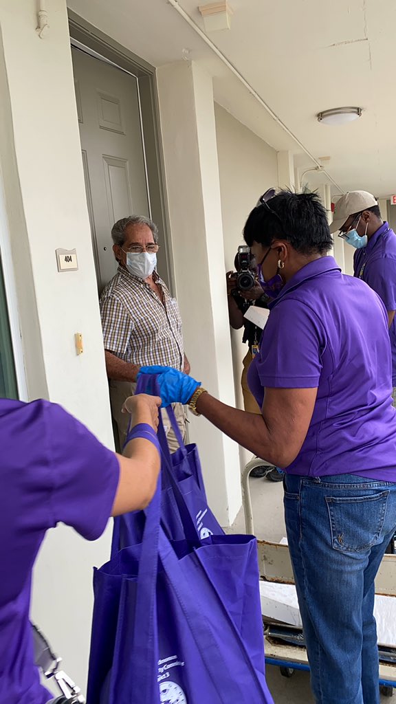 AudreyMEdmonson's tweet photo. Hoy, mi oficina tuvo un día gratificante proporcionando bolsas de artículos personales y de seguridad a la comunidad de personas mayores de Dante Fascell Apartments. Todos los residentes también recibieron pastelitos donados por @MegaTVLive. https://t.co/juNCdd518K
