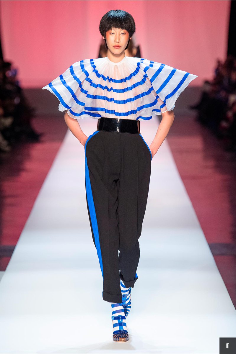 Escuela_Kroom2's tweet photo. 🔹@JPGaultier nació en un suburbio de las afueras de París. Nunca pasó por una escuela de moda, no le hizo falta, las revistas y los mercadillos fueron su mejor aprendizaje. 🖌
.
#jeanpaulgaultier #modafrancesa #historiamoda #historiadiseñadores #frases #frasesmoda #felizmartes https://t.co/Tq89NxTVwU