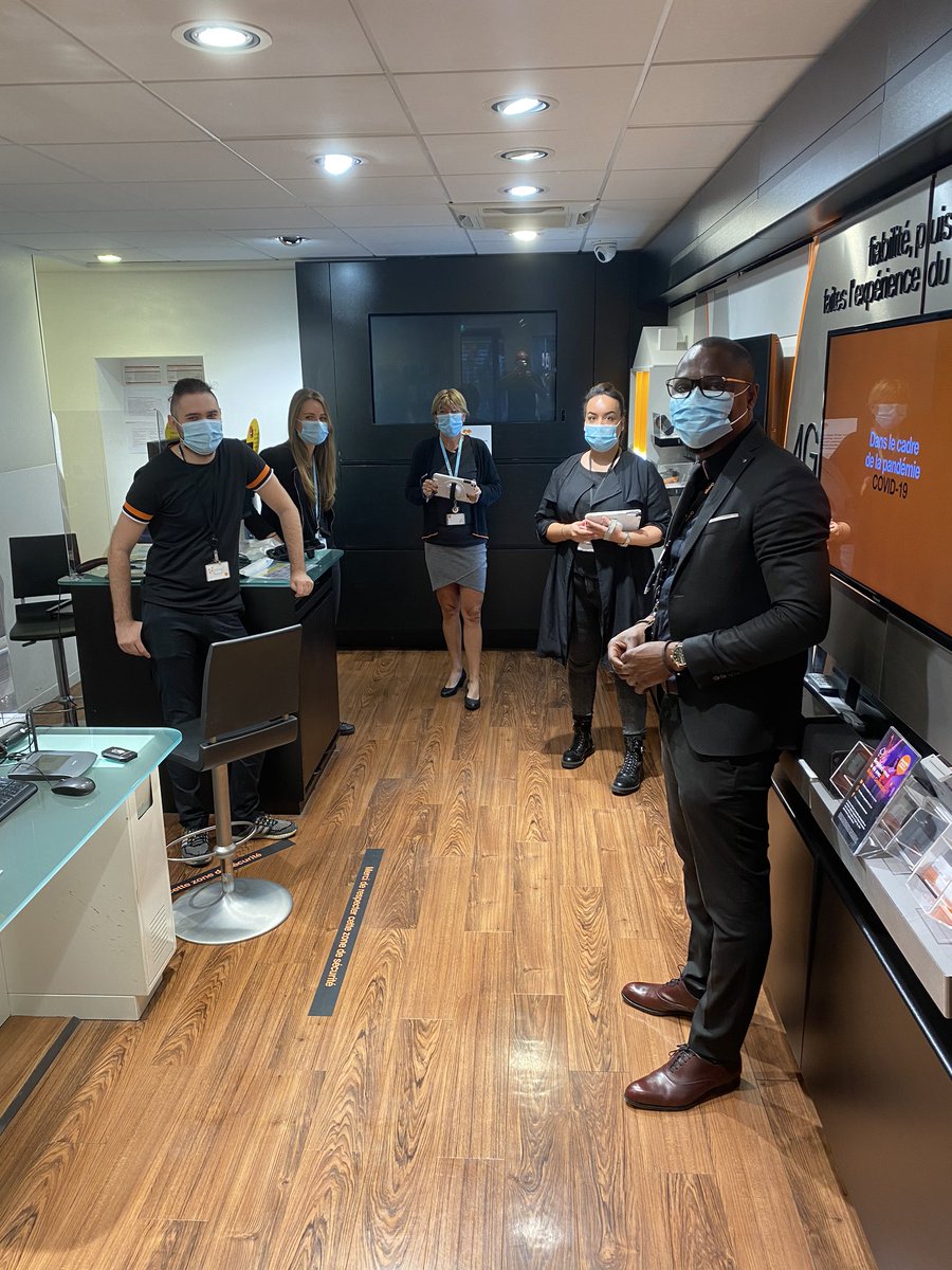 Tchibozo01's tweet photo. L’équipe de la boutique Orange #Thonon les bains prête à vous accueillir dans le respect des gestes barrières mais avec le sourire 😀 
@OrangeAuRA @claudiamangel @biardd https://t.co/zTNuHAn3Ky