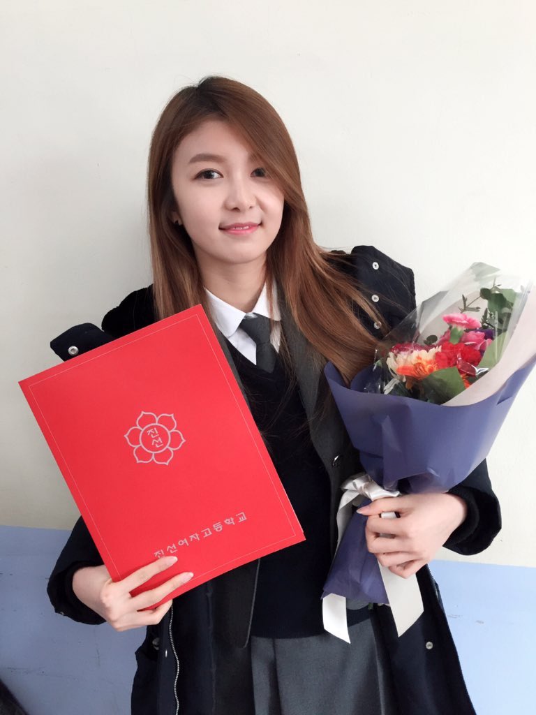Yoohyeon and Dami graduation pict