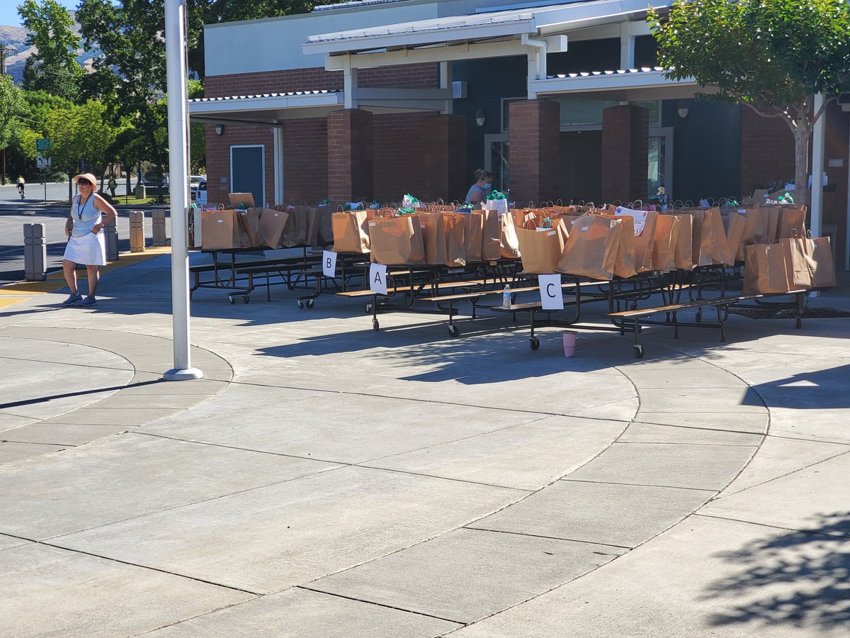 Off to a great start! Thank you parents for the signs with names and following the schedule. It helps a lot! We have a wonderful community and loving all the smiles and good wishes! 🥰👊