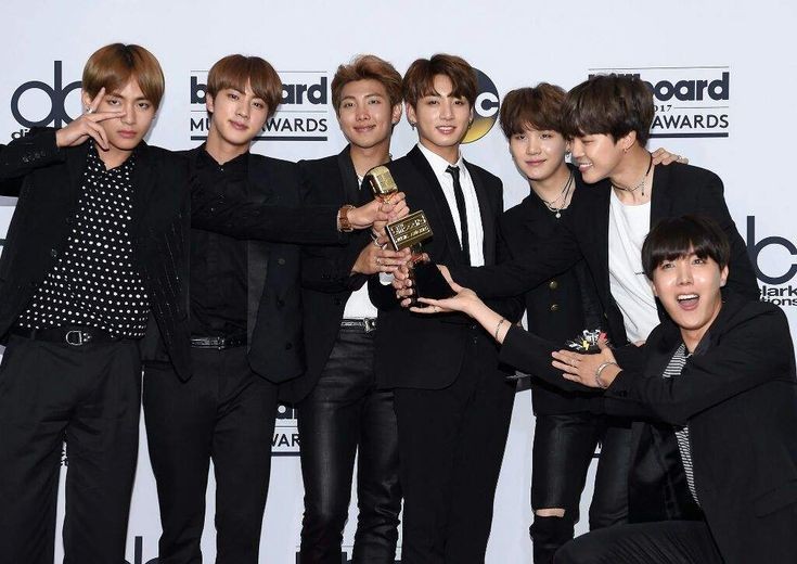 TourProjetosBTS's tweet photo. Em 2017 foi a primeira vez que @BTS_twt concorreram e venceram uma prêmiação na Billboard, o Top Social.
Foi um marco na carreira deles, quebramos records atrás de records, primeiro que nosso fandom em 24 horas quebrou o record de MAIS VOTOS.
#ThrowbackBTS2017 @BTS_twt https://t.co/flC0BPtikN