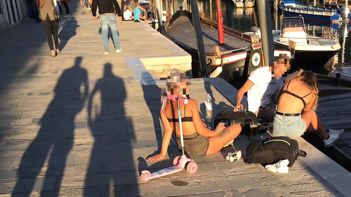 comunevenezia's tweet photo. #PoliziaLocale | Sanzionate ieri due donne in costume da bagno in fondamenta degli Ormesini 

➡ Per entrambe, una 19enne e una 29enne, 250 euro di multa per la violazione del Regolamento di Polizia e Sicurezza urbana 

🔍 Dettagli https://t.co/fTKZtea43w https://t.co/ZfqoWHlrD1