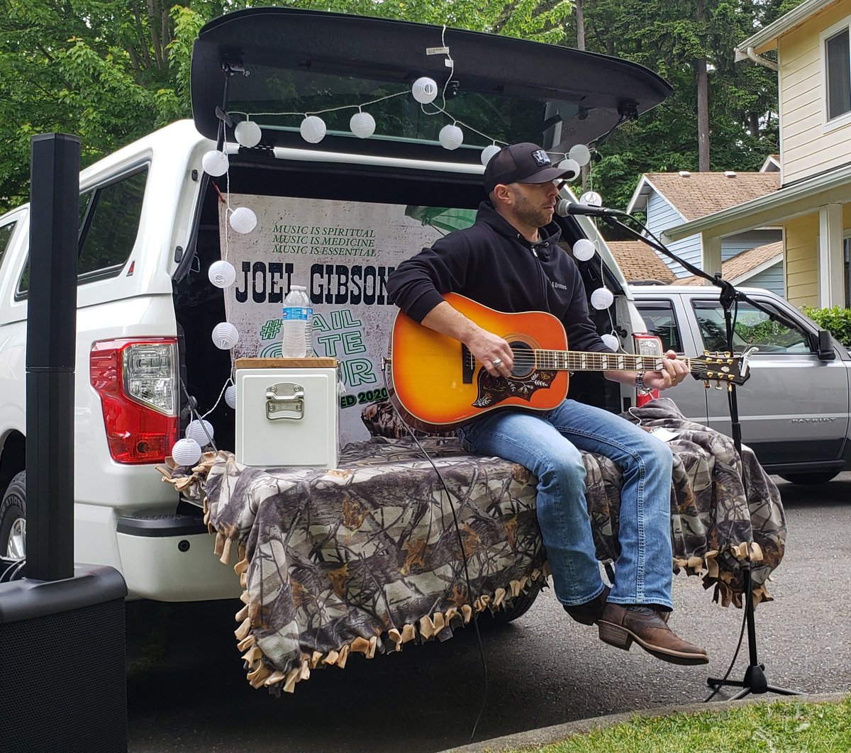 @989Bull @FollowFITZ Was out on the #TailgateTour bringing music to driveways in support of Mental Health Awareness Month. #musicisspiritual #musicismedicine #musicisessential @JoelGibsonJr
