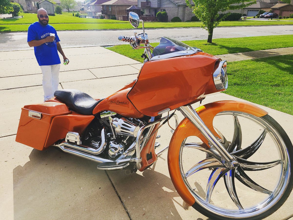 BikerClutch1's tweet photo. We see ya @kwhite531 in the #Chi sitting on that 30........ #sinisterwheels #Biker #BikerLife #BikeLife #Bagger #throttlelife #groundpounders #LatinBikers #BlackHarleyRiders https://t.co/6NEMMnkqa8