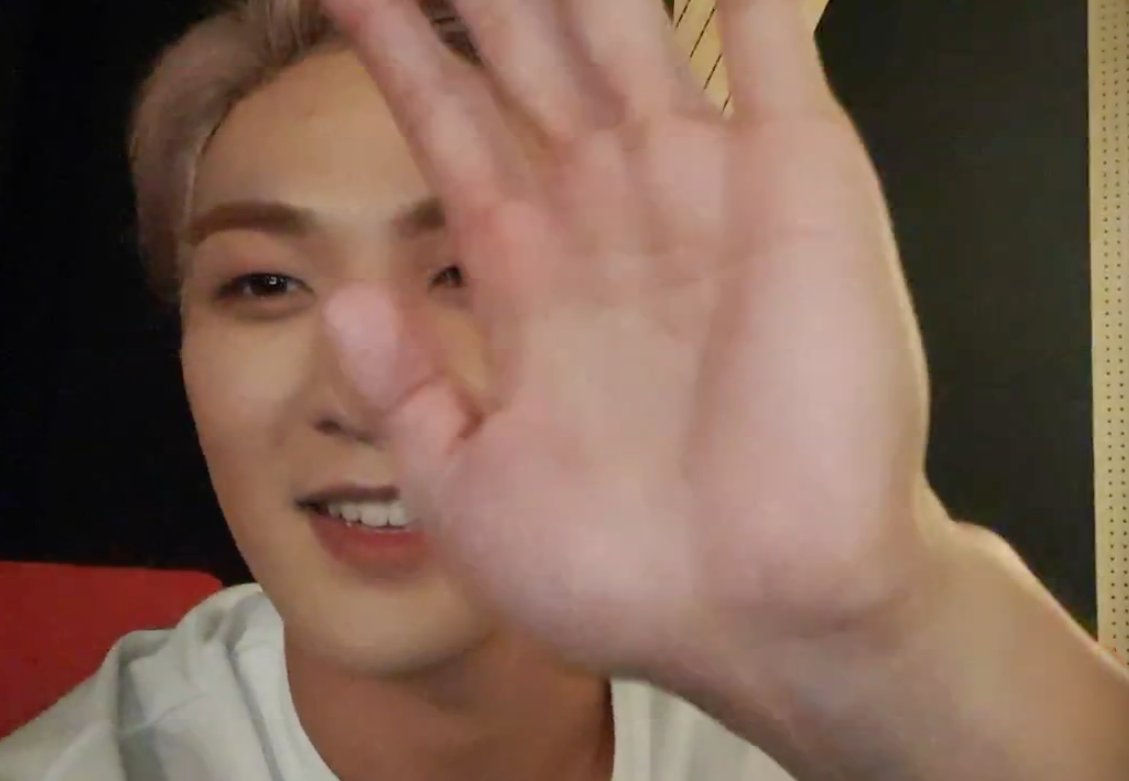 Ahh Baekho did that cute thing he always does when he doesn't want to say goodbye so he's like "Ok, I'm going now~ Bye~ Bye~ ..... I'm really going~ Bye~" as he said goodbye Bye Baekho~ Thank you for coming today #뉴이스트  #NUEST  #백호  #Baekho  @NUESTNEWS /END THREAD