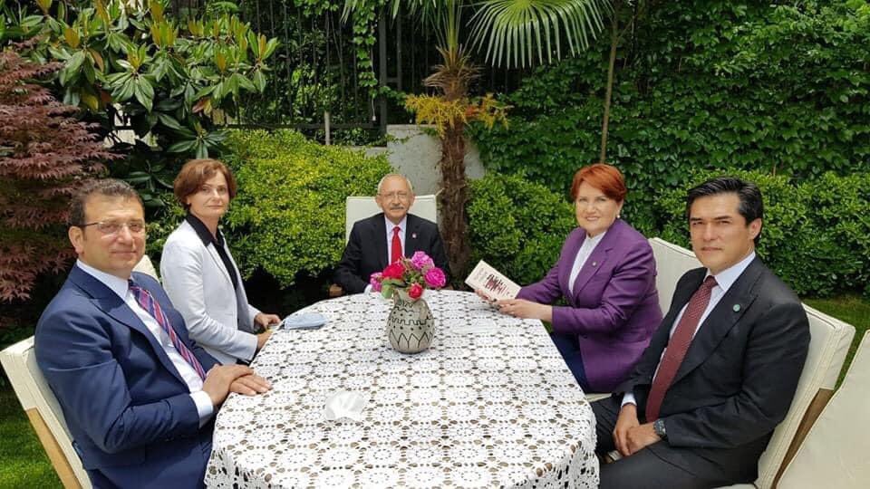 Demokrasi gerçekten çok güzel bir şey imiş...
Bu kare ayrıştırılmamanın, kutuplaştırılmamanın, insana değerin, fikirlere saygının bir temsilidir. 
Sağolun Genel Başkanım.
#MeralAkşener