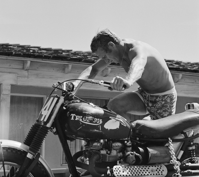 TriumphAmerica's tweet photo. On this day in 1963, legends Steve McQueen and Bud Ekins competed in California's 500-mile Greenhorn Enduro, a rigorous two day cross-country motorcycle race up through California’s cold and dangerous mountains and down in the blistering heat of the Mojave desert. #ForTheRide https://t.co/nZDVoHxlTT