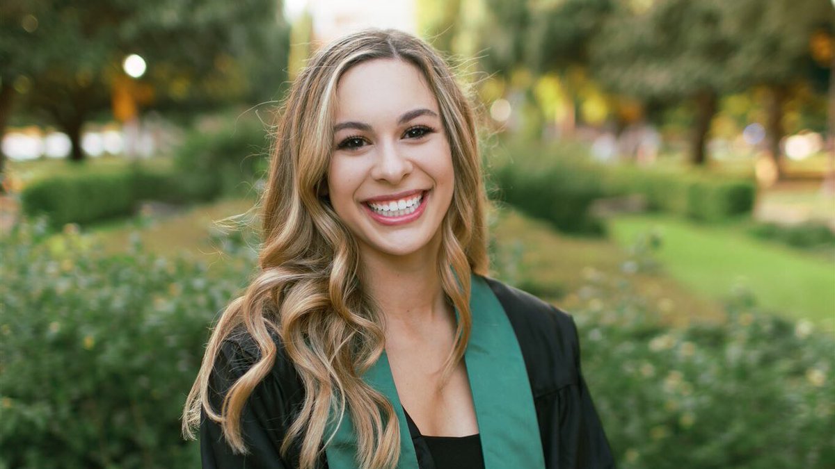 BaylorComm's tweet photo. Congrats to #BaylorComm grad Darby Sorrels who’ll be attending @UTexasLaw this Fall! While at @Baylor, Darby elected to participate in the Communication Honors Track and successfully defended her honors thesis in December! Best of luck, Darby! 👏🏽 #BaylorCommProud https://t.co/j1qPm9UUQd