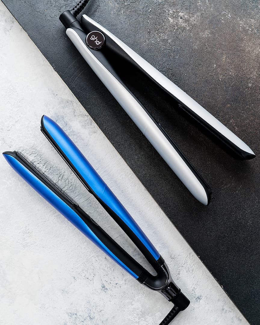 ghdspain's tweet photo. ¿Cobalt blue o moon silver? Estos tonos de la edición limitada upbeat nos tienen completamente enamoradas 🥰 ¿Cuál es tu favorito? ¿💙 o 🤍? #ghdupbeat #queenofthebeat https://t.co/cMy6A5txoz https://t.co/iEZLsP9oCF