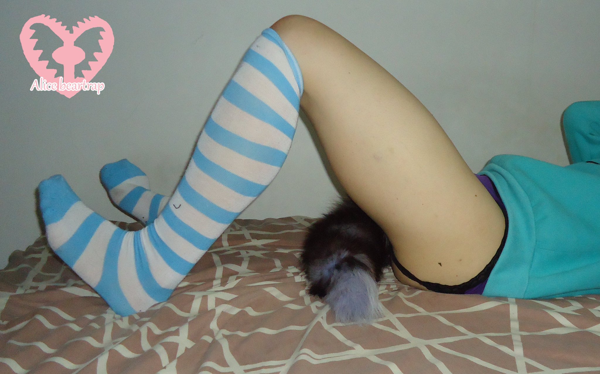 Here is some nice feet with sexy legs ;3 #Feetfettish #feetlovers #sissified #sissyperfection #ass #kneesocks