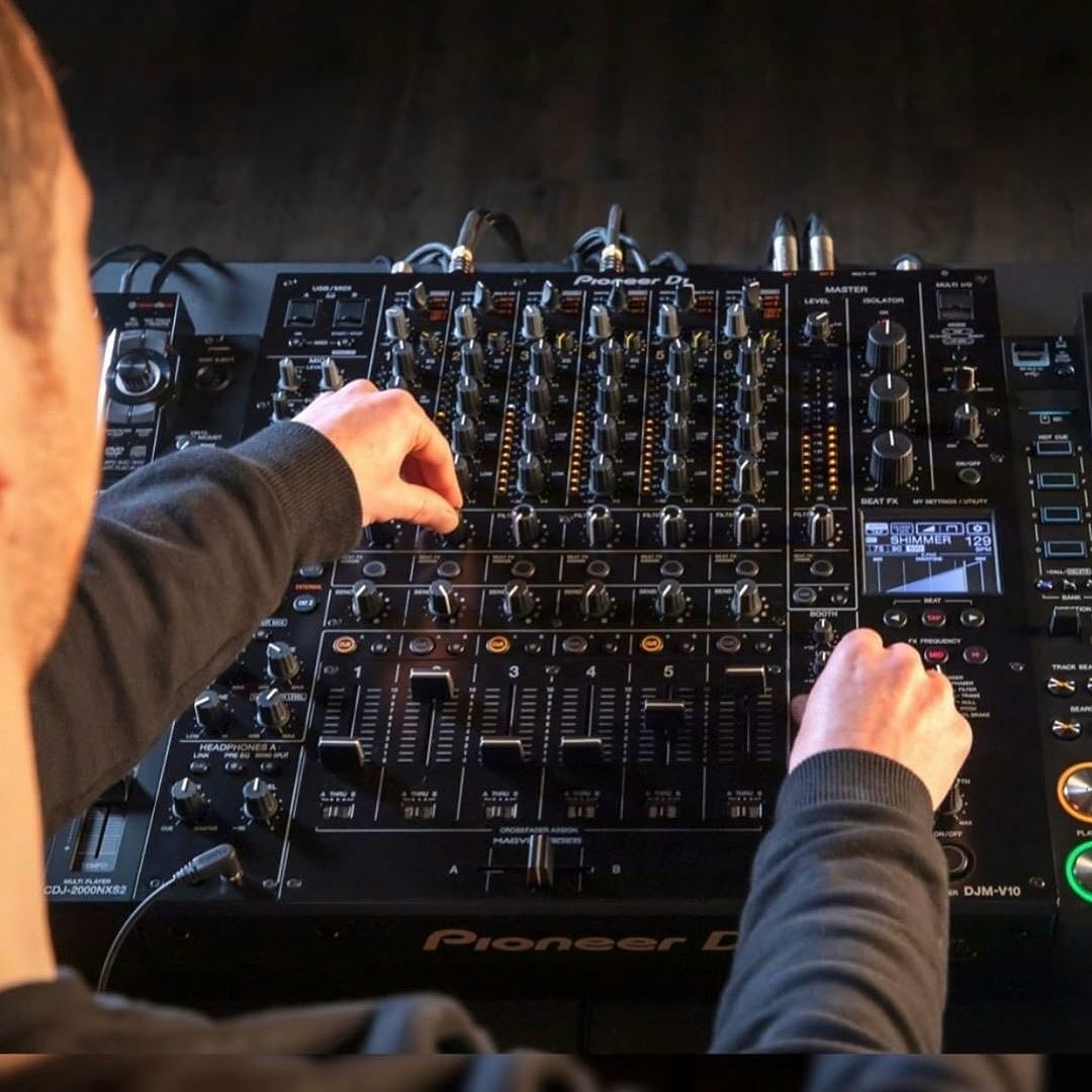 By @pioneerdjlatinoamerica.
.
#DJMV10
"Las opciones creativas ilimitadas están disponibles gracias a la sección ampliada de envío / retorno en la DJM-V10. 
.
Puedes canalizar el audio a uno de los cuatro efectos integrados y hasta a dos módulos externos.