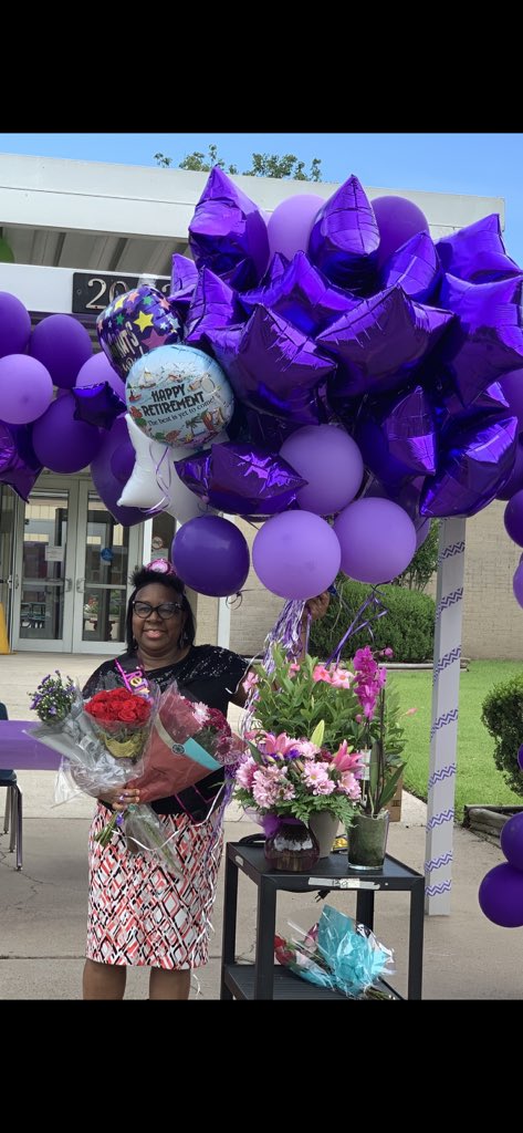 DunnES_AISD's tweet photo. Principal Davis was definitely surprised for her retirement parade!!! Her face was “priceless”! Seeing all of the past and present Dunn Bears, collegues and friends left her in tears!!! She will be missed!! #dunnbears #newchapter @cwdavis_111 @WynneLaToya https://t.co/pfzt28tooU