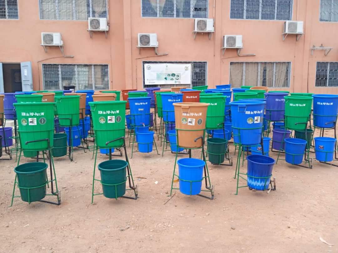 PendjariNP's tweet photo. L'ONG @AfricanParks contribue à la lutte contre le #COVID19. Plus de 10.000 masques de fabrication locale, 50 dispositifs de lavage des mains et des bouteilles de savon liquide et de gel hydro-alcoolique ont été distribués dans les localités riveraines des parcs #Pendjari et W. https://t.co/O55Yu4Pd1r