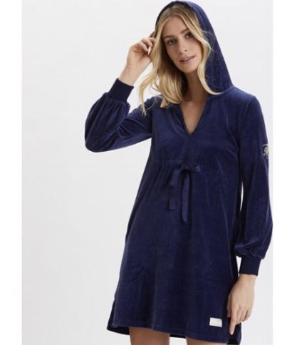 anettenovak's tweet photo. #modetwitter, är det bara mina flöden eller har modefirmorna covid-anpassat utbudet? Jag ser mer mysdressar, plysch, oformliga koftor och andra outfits i hemma-häng-stil. Ni med? https://t.co/u1r7qKwd59