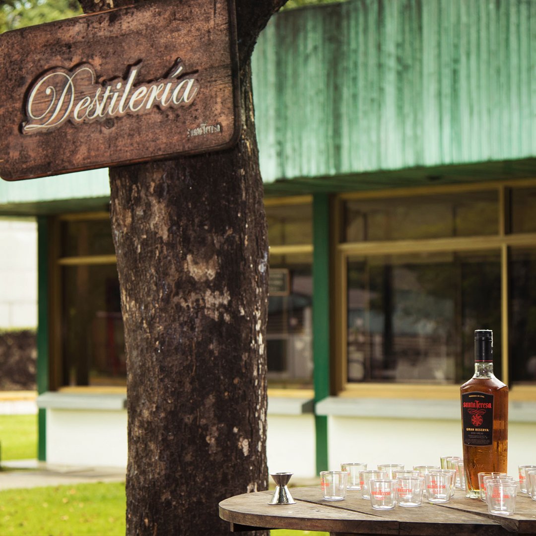 ¡Destilería! Aquí es donde la melaza se transforma en alcohol.¿Recuerdas el proceso? Comienza por la caña de azúcar.