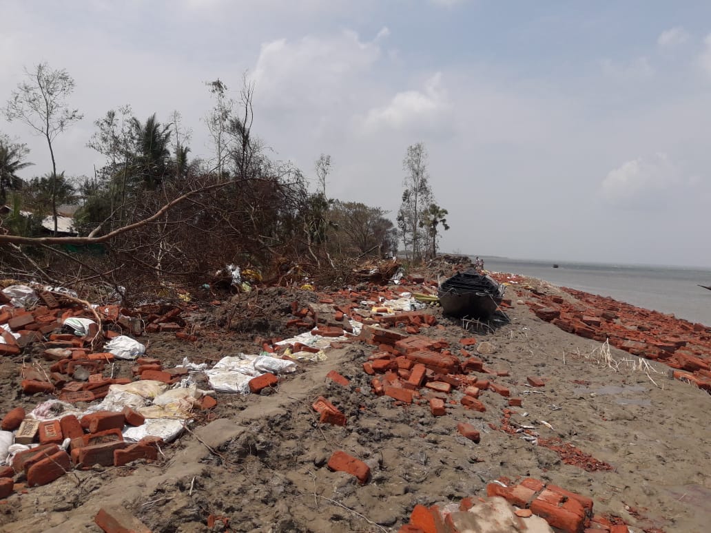 In Rangabelia, Kalidaspur, Chotamollakhali, Kumirmari, Jogeshganj families have lost everything in  #NationalDisasterAmphan. Cooking utensils + food (rice, dal, mustard oil, potatoes), water containers needed  @IASassociation  @DCsofIndia  @MyAnandaBazar  @SreenivasanJain  @abpanandatv