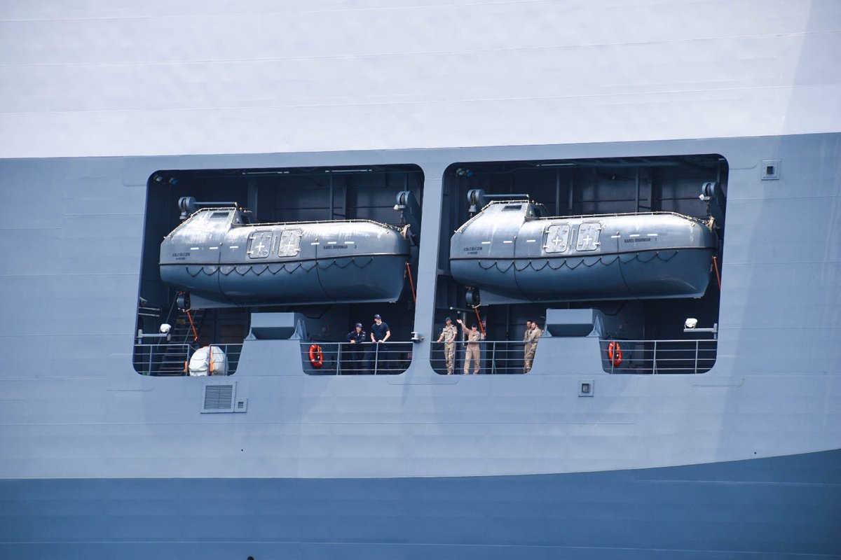 Yamapama's tweet photo. Welkom Zr. Ms. Karel Doorman in Kralendijk, Bonaire! Wij wensen de bemanning 3 heerlijke dagen op ons dushi eilandje!
@HSuurveld @Kon_Marine @Kon_Luchtmacht
#CaribSupport #CZMCARIB #Marine #Luchtmacht #Coronavirusnl https://t.co/INWvLOuGDz