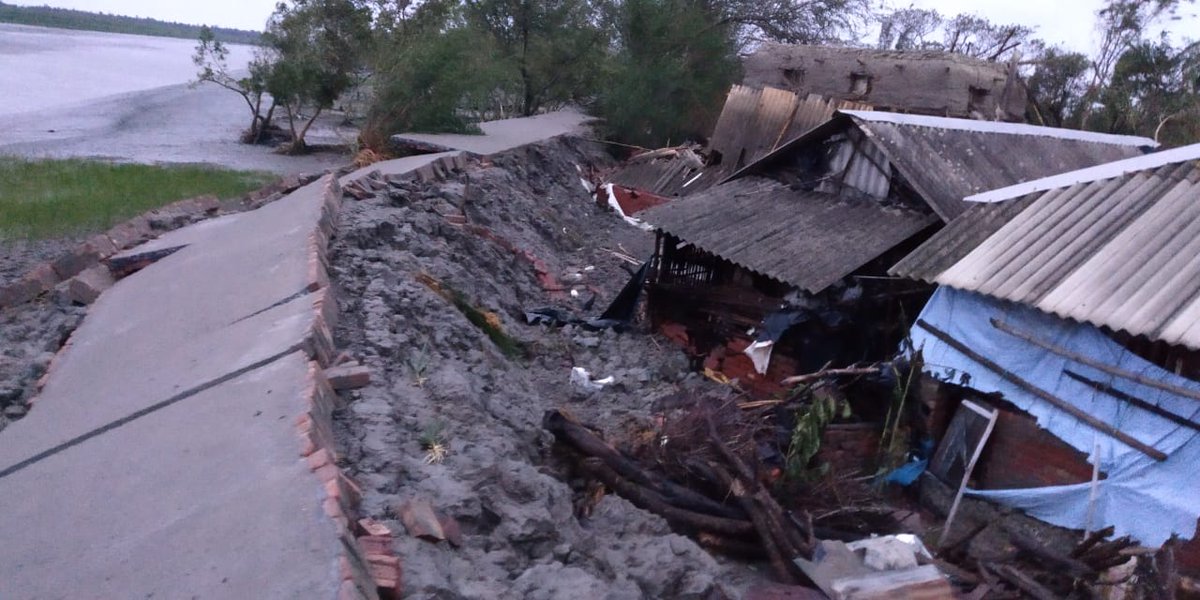 In Rangabelia, Kalidaspur, Chotamollakhali, Kumirmari, Jogeshganj families have lost everything in  #NationalDisasterAmphan. Cooking utensils + food (rice, dal, mustard oil, potatoes), water containers needed  @IASassociation  @DCsofIndia  @MyAnandaBazar  @SreenivasanJain  @abpanandatv