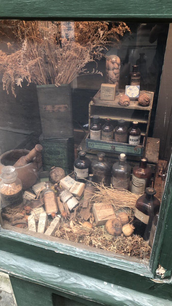 iuslilac's tweet image. Does anyone have any apothecary/ crystals/ flowers/ medicine/ antique furniture? I’m trying to make a room that looks like an old apothecary! 

Inspo from a shop I saw in New Orleans.
#AnimalCrossingNewHorizons #dodocode #iso #animalcrossing