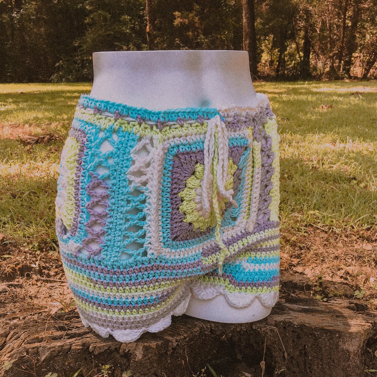ProckSamantha's tweet photo. Cozy shorts⠀
⠀
Ready to ship! Available in my shop ⠀
⠀
Size medium ⠀
⠀
Pattern by @CrochetCreative https://t.co/id3fVRdHXI