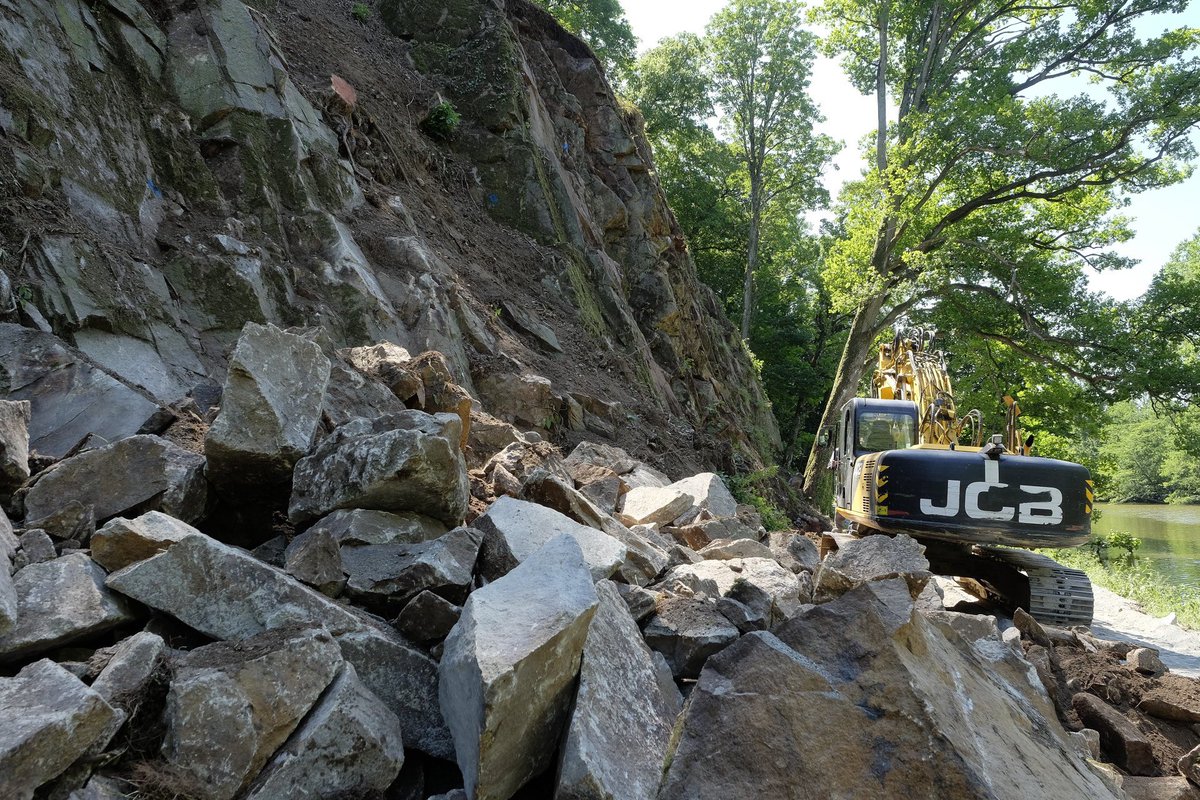 olivierrichefou's tweet photo. Je me suis rendu, ce jour, à Moulay où des travaux de sécurisation de la falaise surplombant le chemin de halage sont en cours. Objectif : réouverture de cette section du chemin de halage début juillet pour accueillir les nombreux amateurs de la #vélofrancette ! @BalandraudJoel https://t.co/sXHaisBg0H