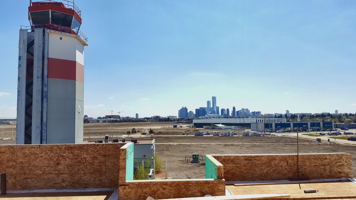 Blatchfordyeg's tweet photo. Construction continues (with a view) at #blatchfordyeg.

@EncoreEdmonton’s Brooklyn townhomes feature expansive 685 sq. ft. rooftop patios that look onto #yeg’s downtown skyline.

Learn more about homes now selling at https://t.co/bqlzaFsMSj

#yeghomes #yegrealestate #yeginfill https://t.co/SG1mPXpEkP