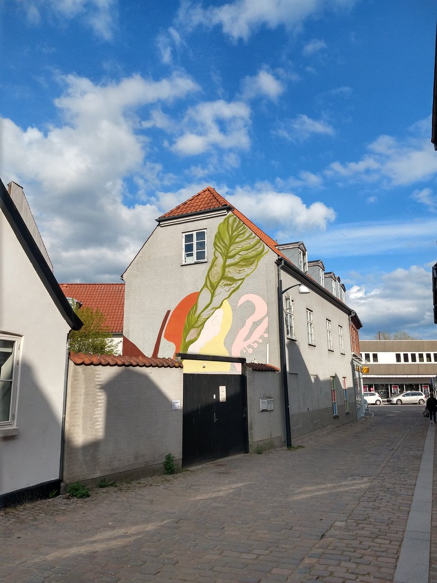 LeneFloris's tweet photo. Enjoying @art_holbk Work by Emily Gernild #mural #contemporaryart  No #COVID19dk challenge in this outdoor #artcollection #holbæk #holbækart https://t.co/vBJFdMjWpq