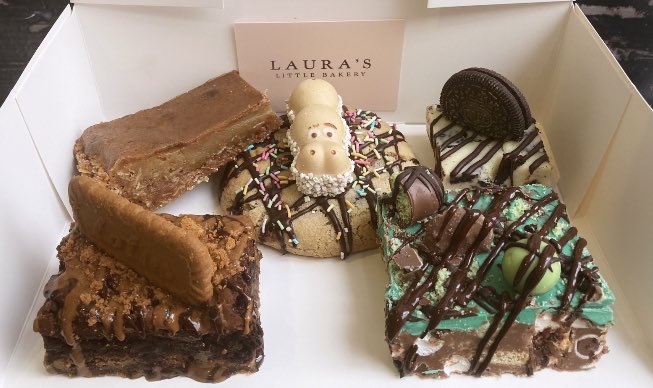 LaurasBakery's tweet image. COMPETITION TIME: 💃💃💃
These limited edition treat boxes (priced at £17.50) will be available to order every Friday, we have a Biscoff or Peanut butter brookie, big ass hippo cookie, crack pie, mint aero rocky road and a white choc &amp;amp; area fudge treat! For now, RT &amp;amp; ❤️ to enter!