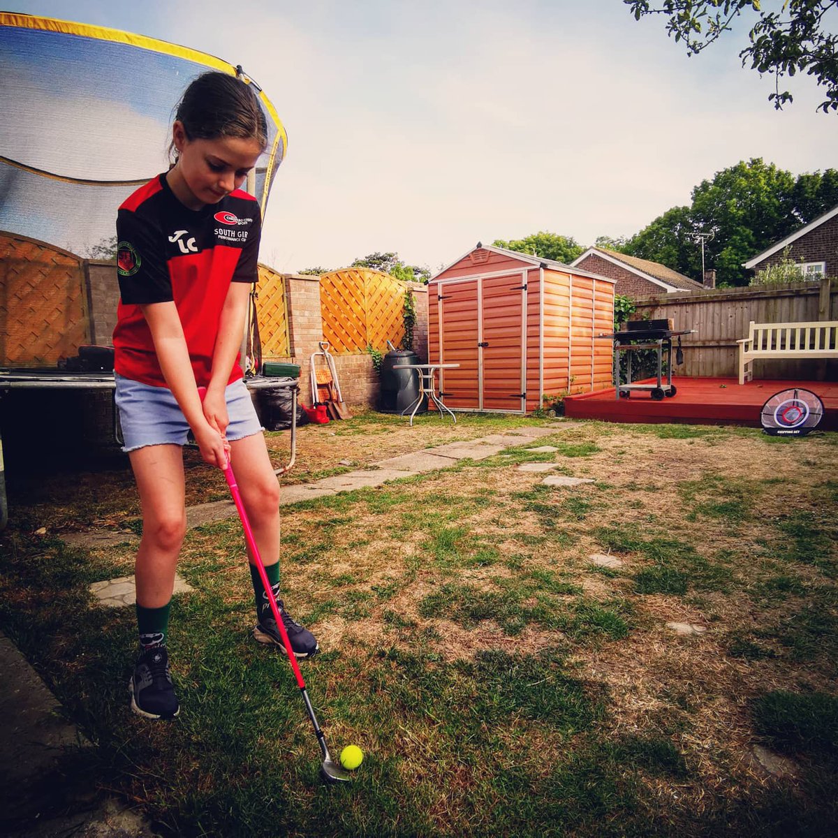 Lili_Callard's tweet image. It's been about a year since I hit my last golf ball, so I decided to dust my clubs off, whilst rocking my #pringle socks 😂 WOW forgot how much I love it. #golf  #chippingpractice #golfergirl #lynxclubs #swishedit
