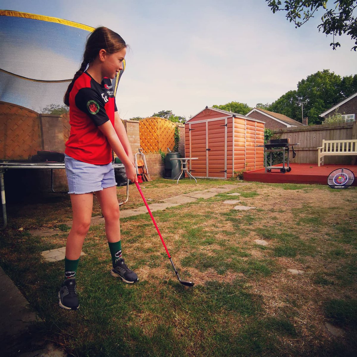 Lili_Callard's tweet image. It's been about a year since I hit my last golf ball, so I decided to dust my clubs off, whilst rocking my #pringle socks 😂 WOW forgot how much I love it. #golf  #chippingpractice #golfergirl #lynxclubs #swishedit