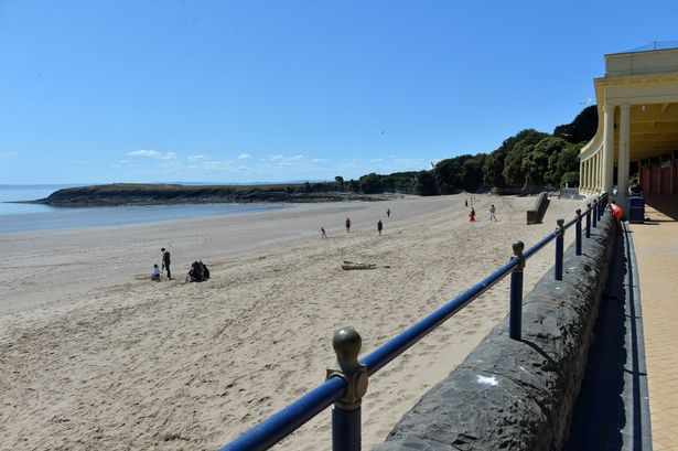 jamesow98466246's tweet photo. @BenJolly9 Bank holiday Monday in Wales. Barry Island beach nearly empty. https://t.co/bS91bvdvou
