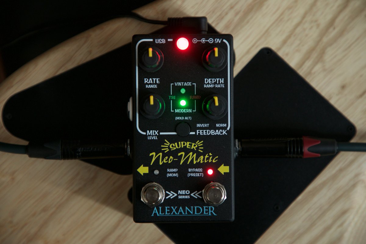 GuitarGear's tweet photo. Basado en el raro Rand-O-Matic hecho por Pefftronics en los 90s,el Super Neo-Matic crea sonidos modulados aleatorios que dan una sensación extraña pero mágica a la vez.
#guitargear #alexanderpedals #pefftronics #experimentalmusic #90s #pedalesyefectos https://t.co/bSR9oqmKYh