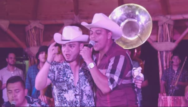 Raza, <a href="/eduin_caz/">EduinCaz</a> y su <a href="/GrupoFirme/">GrupoFirme</a> compiten por el #Comadrazo del mes con su rola "Yo Ya No Vuelvo Contigo", un ft con @leninramirezmus 🤠¡Apoya a tu artista favorito en 👉 lacomadre.mx!