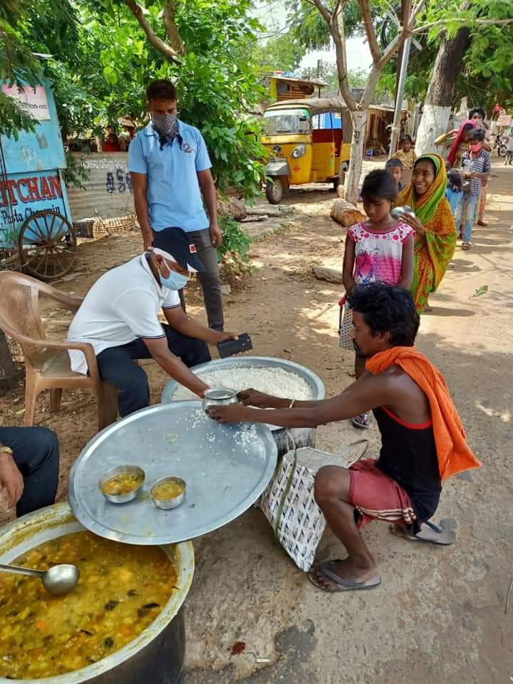 bimalkumar92's tweet photo. Our Choti Si Asha Team working hard to service the needy people .  regularly we are providing one time meal  to more than 400 majdur family.@BBSRBuzz @AprajitaSarangi @bmcbbsr @HelloBbsr @MoSarkar_Odisha https://t.co/cmIsGw9b9L