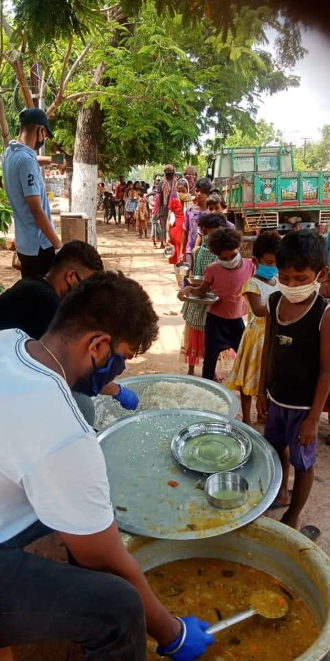 bimalkumar92's tweet photo. Our Choti Si Asha Team working hard to service the needy people .  regularly we are providing one time meal  to more than 400 majdur family.@BBSRBuzz @AprajitaSarangi @bmcbbsr @HelloBbsr @MoSarkar_Odisha https://t.co/cmIsGw9b9L