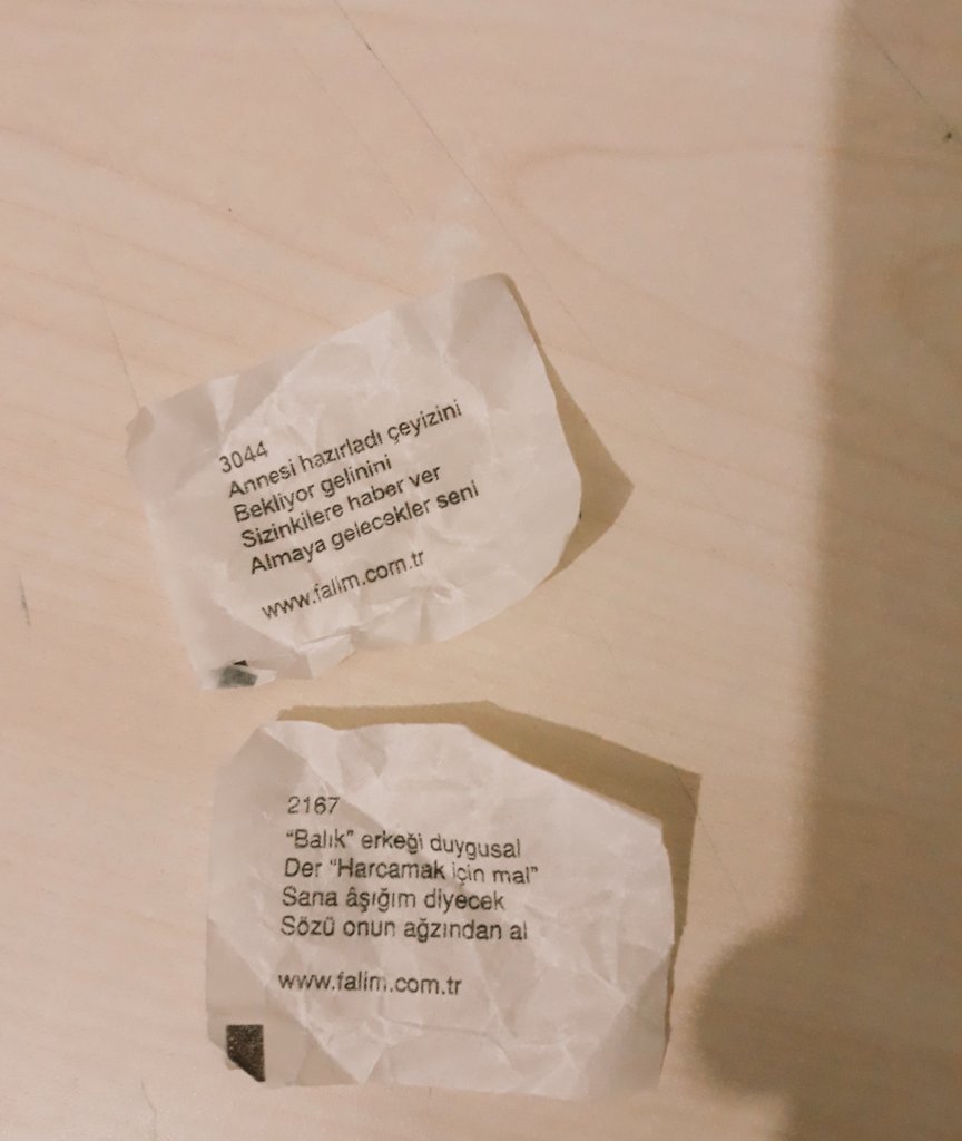 falım manilerini bizim bölümden bir çocuğun yazdığını öğrendiğimden beri daha dikkatli okuyorum jaajah hariha ya