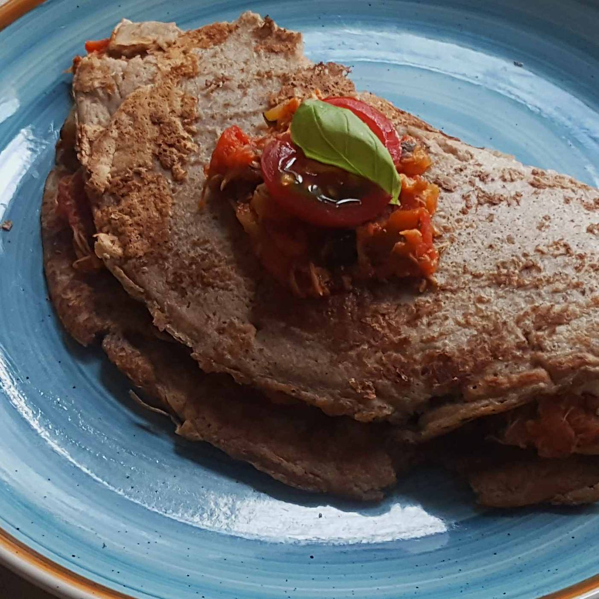 MikeKocht's tweet photo. Reste #Twooking ganz im #Nowaste Gedanken:
Die #Blinis sind natürlich frisch, bei der Fülle könnt ihr eurer Fantasie freien Lauf lassen.
#Palatschinken #Pfannkuchen #Germ #Hefe #Zucchini #Paradeiser #Tomaten #Dulum #Käse #Kräuter
https://t.co/MCQnxEN9EH https://t.co/dbQO3cppha