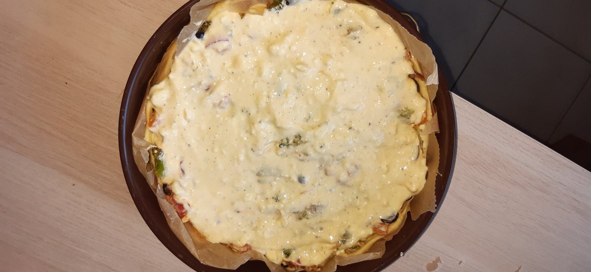 THerzlieb's tweet photo. Ich bin gespannt. Habe ein Rezept für griechische Tarte abgewandelt in das Rindertatar gehört und ihn mit Brokkoli und schwarzen Oliven ersetzt. Sonst sind Paprika, Zwiebeln, Knoblauch, Quark, Schafskäse und Eier drin.
#vegetarisch
#Timkocht
#Timbackt
#dasperfektedinner https://t.co/GaAZb3uzJK