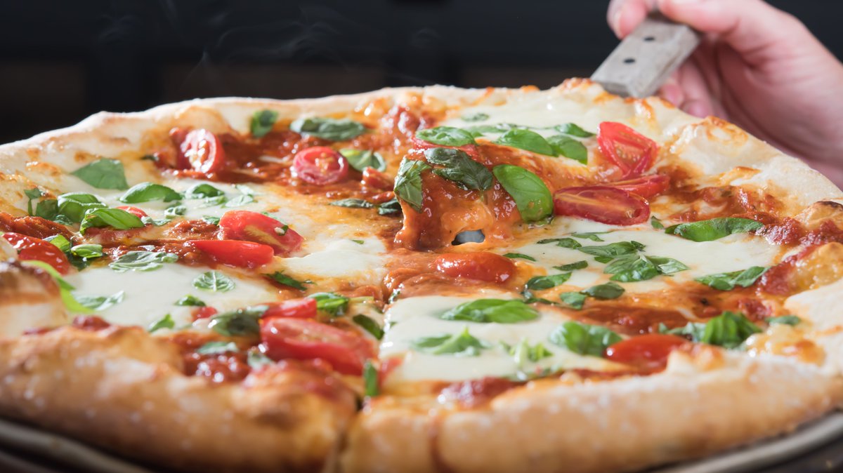 Nothing better than a fresh Margherita right out of the oven. Butler's Sports Bar serves them up hot from the wood fire oven. Menu: bit.ly/2w95DWX #niagaraonthelake #niagara #notl