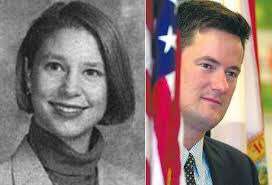 Lori Klausutis avait 28 ans, en juillet 2001, lorsqu’elle a été retrouvée morte, allongée dans son bureau. La jeune femme travaillait pour Joe Scarborough, AKA  @JoeNBC. À l’époque, avant d’être présentateur vedette de TV, il était engagé en politique, élu Républicain de Floride.