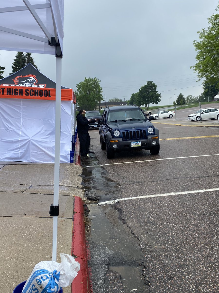 GEARUPSiouxCity's tweet photo. Rain or shine... we are happy to see these graduates!  Congratulations!  We are so proud of you! @BlackRaidersEHS https://t.co/kwESyBRAIT