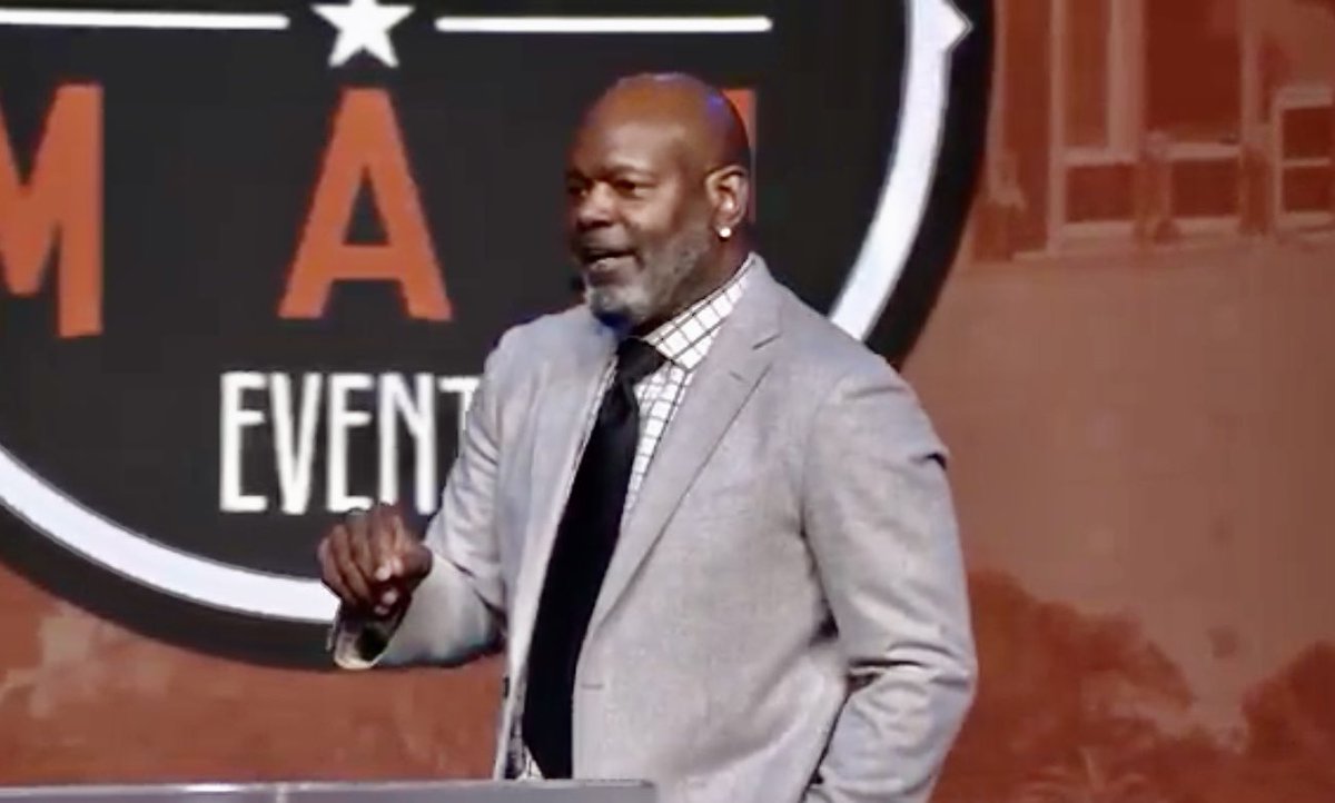 Betterman365's tweet photo. “All men are created equal. Some work harder in preseason.” @EmmittSmith22
.
Catch Emmitt’s super inspiring story from our 2018 Better Man Event here👉🏽https://t.co/UYTiC4OmqH
.
#TuesdayMotivation
#EmmittSmith
#TheBetterManMovement https://t.co/d4LYiZrbTQ